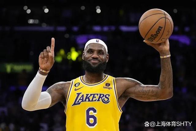 稳定输出！詹姆斯在三支球队达成百场得分30+ 历史首位