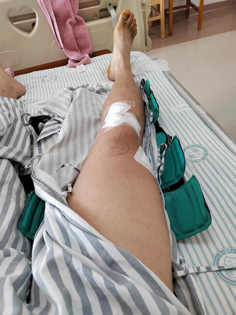 范弗里特晒病房照：有孩子作陪 自己已经可以拄拐下地
