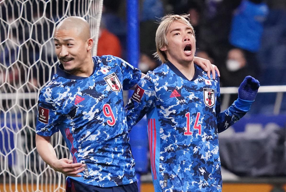 踢成J联赛！比甲球队圣图尔登首发6名日本球员，伊东纯也在对面