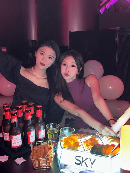 KD邀请女主持人看比赛：来德州我请你吃烧烤 德州人就是热情好客