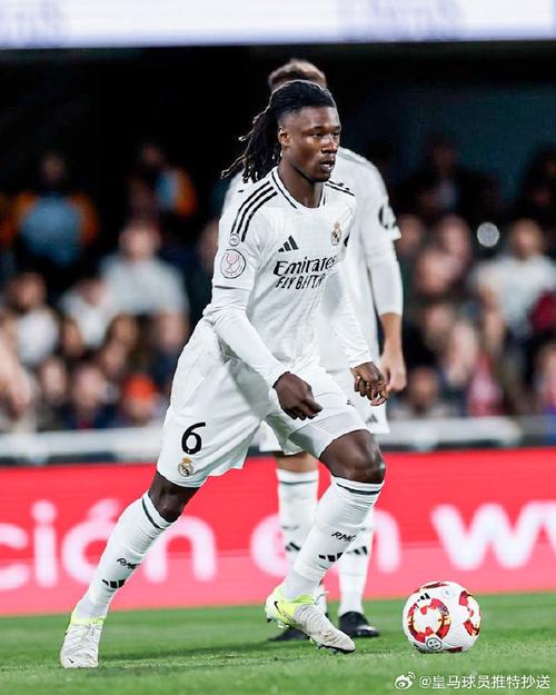 改踢左后卫?队报:法国中场竞争激烈,卡马文加面临改位置的抉择