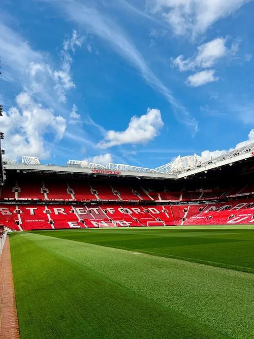 记者：曼联发出第一份球迷调查问卷，询问球迷对新球场的意见