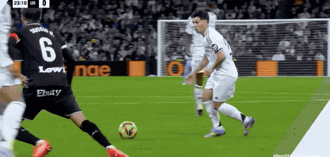 这球感绝了！K77面对来球腾空跳起，用脚面稳稳停球