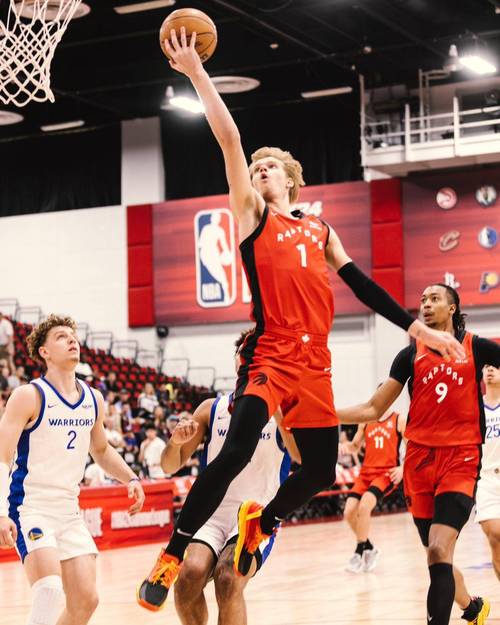 这你受的了吗？迪克官方身高数据比上赛季高了1英寸 现在201CM