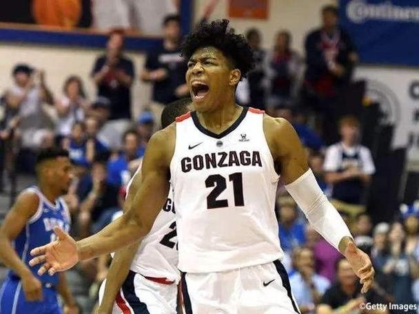 媒体人：看好小杨新赛季获更多机会 不管得多少分一定要有侵略性