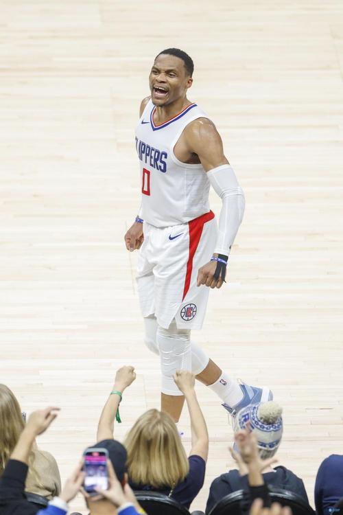 首发四号位等你！科林斯17分钟飞天遁地砍15分 正负值+26！