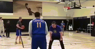 游刃有余！弗拉格单挑三球 背后运球跳投丝滑命中