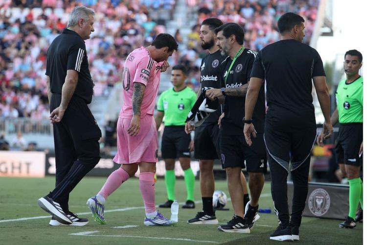 😭巴西连线看一场少一场！迈阿密赛后为阿尔巴举行告别仪式