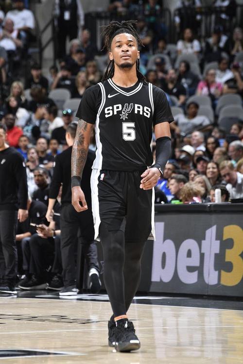 马刺新赛季宣告版球衣发布！卡斯尔上身展示 这款球衣颜值如何？