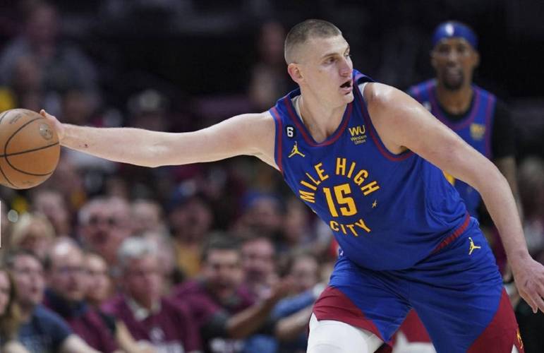 想下班了？约基奇顺下接戈登妙传 左手上空篮不中...