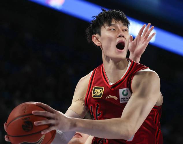 媒体人：曾凡博能力确实需继续打磨 但篮网不让上场确实说不过去