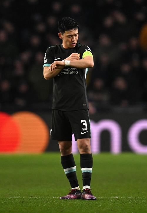 记者：麦卡利斯特参加利物浦今日训练，远藤航遭遇腿筋问题