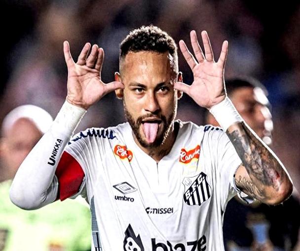 桑托斯门将出击被判点,内马尔非常不满:巴西必须提高裁判水平!