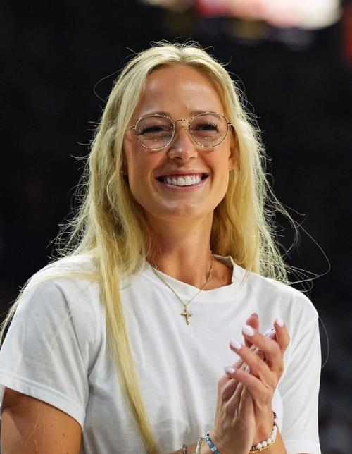 索菲-坎宁安：看到里斯走维密秀后 自己儿时维密梦又被点燃了