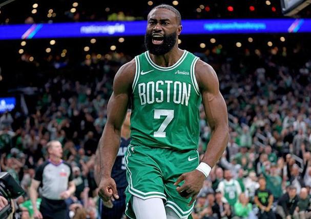 持续爆发!杰伦-布朗首节不到10分钟 8中7轰下16分&填满数据栏!