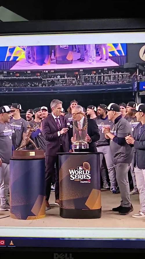 同城卫冕!MLB道奇客场抢七加时双杀逆转 湖人&老詹&东子纷纷祝贺