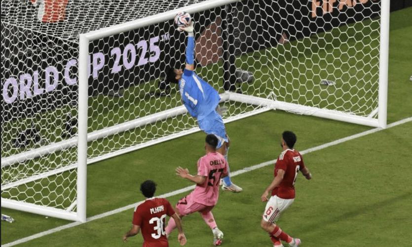 迈尼昂本场数据:扑出点球,7次扑救完成零封,评分8.2全场最高