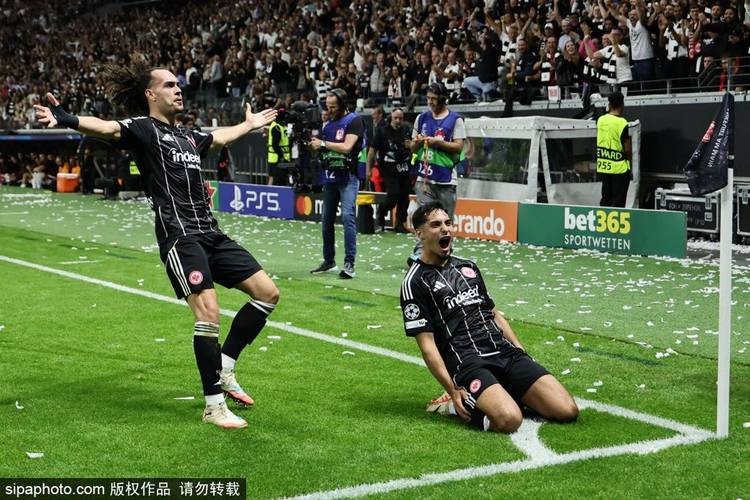 法兰克福官方：中场乌尊肌肉受伤，缺席时间待定，祝尽快康复！