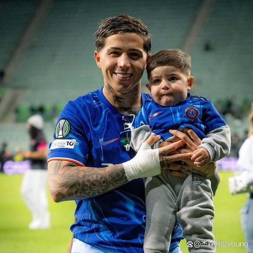 感恩！皮克福德儿子穿埃弗顿+桑德兰拼接球衣，球员出道于桑德兰