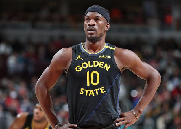 穆迪顶替为首发！勇士官方：巴特勒因下背部酸痛提前退赛