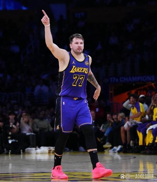 传奇阵营!湖人晒东契奇海报:前五场总得分200分 仅次于张伯伦