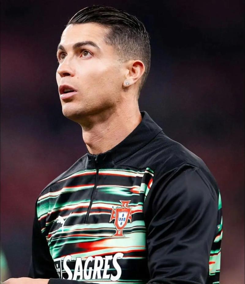 谁可以激励你?C罗:詹姆斯 我们年龄相仿 但我头发比他多