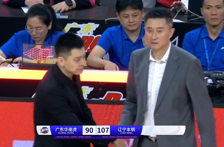 媒体人：杨鸣赛后和杜锋含笑拥抱致意 看出来他对输球能坦然接受