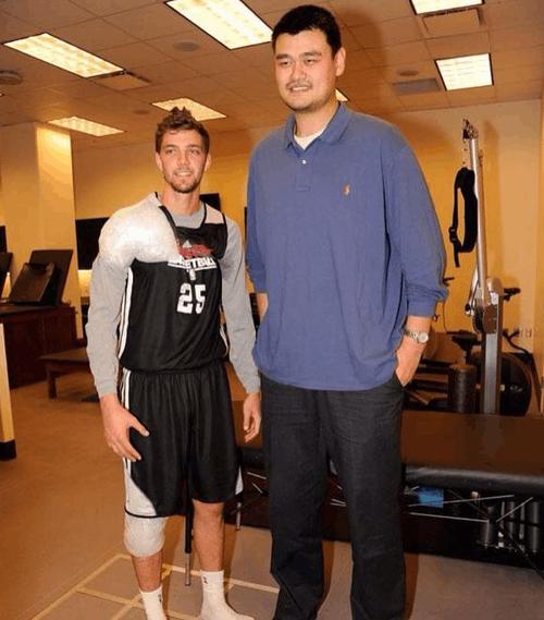 书豪在香港参加企业峰会：见了蔡老板&姚明 还去了迪士尼