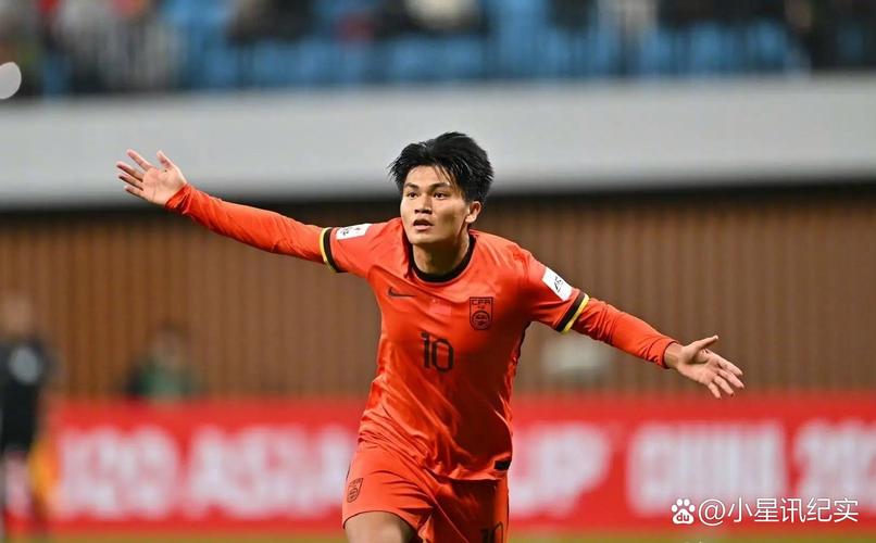 今天是海港足球俱乐部一线队球员李新翔的生日，祝他生日快乐！