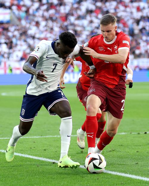 世一右？廷伯近3场对阵刺仁车：11次争顶全胜，还贡献1球1助攻