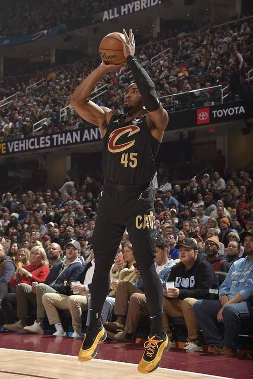 四分卫长传！米切尔后场篮板直接送前场 莫布里快下轻松双手暴扣